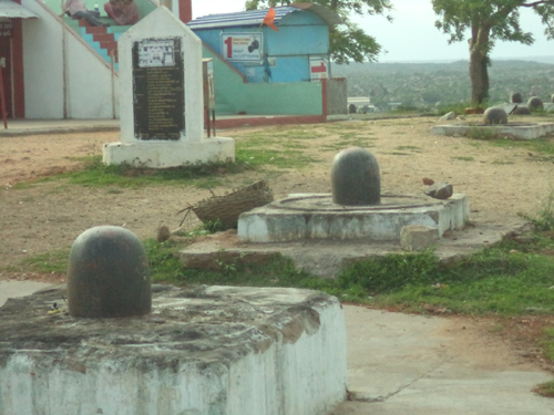 Keesaragutta Temple dedicated to Lord Siva and his consorts Bhavani and Sivadurga.  It is also called Ramalingeswara as lord Sri Rama had installed the lingam.